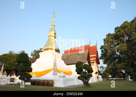 La pagode d'or en Thailande,les lieux de culte des reliques du Bouddha le nom est Phra That Kham Kaen. Banque D'Images