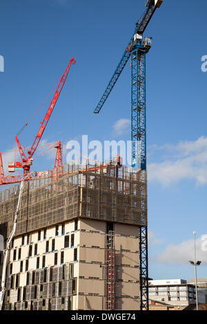 Grues Sky Tower à Manchester en mars 2014. Carillion 1st Street Development. First Street Colin Spofforth Acrobat Skyline sculptures. Banque D'Images