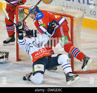 Prague, République tchèque. 7 mars, 2014. Matt Murley de Zagreb (à gauche) et Martin Sevc de Lev pendant le match KHL Medvescak Zagreb Lev Prague vs joué à Prague, en République tchèque, le vendredi 7 mars 2014. Photo : CTK Michal Dolezal/Photo/Alamy Live News Banque D'Images