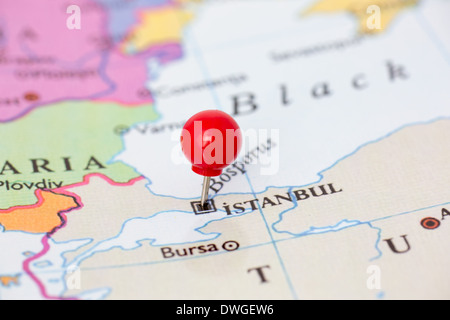 Molette rouge ronde tack pincé par ville d'Istanbul sur une carte de la Turquie. Partie de collection couvrant toutes les grandes capitales de l'Europe. Banque D'Images
