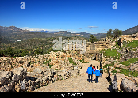 Visiteurs en direction de la Porte de Lion dans l'ancienne Mycènes (Mykines), Argolide (Argolide, Péloponnèse, Grèce) Banque D'Images