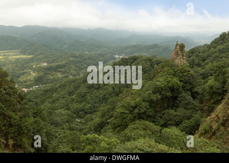 Paysage de collines luxuriantes, vallée, crag et verdoyante forêt de Pingxi, Taiwan Banque D'Images