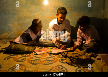 Student reading in rural indien nuit à la maison Banque D'Images