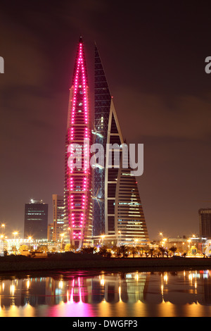 Bahrain World Trade Centre gratte-ciel de nuit. Manama, au Moyen-Orient Banque D'Images