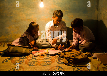 Student reading in rural indien nuit à la maison Banque D'Images