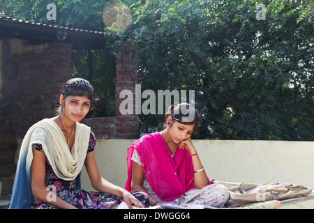 Lecture des élèves en milieu rural indien à la maison Banque D'Images