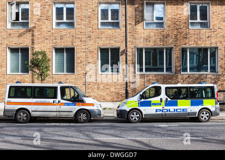 La police métropolitaine de deux voitures garées dans Kennington Road, Southwark, Londres du sud, SE1 Banque D'Images