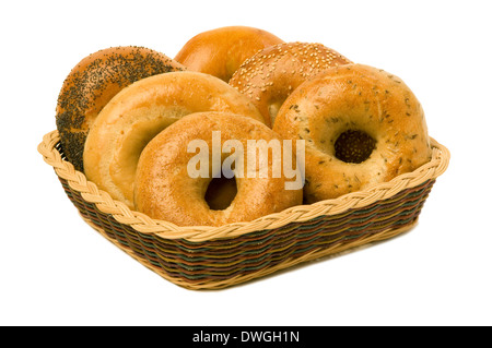 Une variété de bagels six dans un panier, isolé contre fond blanc Banque D'Images