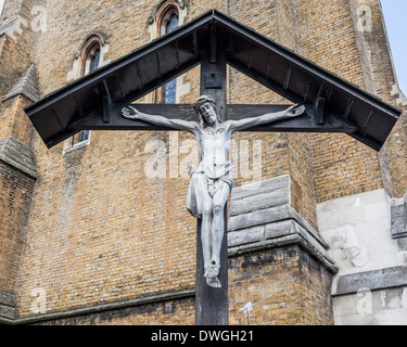 Jésus Christ en croix, crucifix au St George's Cathedral - Église Catholique Romaine Conçue par Augustus Pugin, Southwark, Londres Banque D'Images