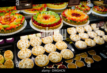 Marché public de Granville Island, Vancouver. De délicieux fruits flans, tartes au citron meringuée et autres pâtisseries à Stuart's Bakery Banque D'Images