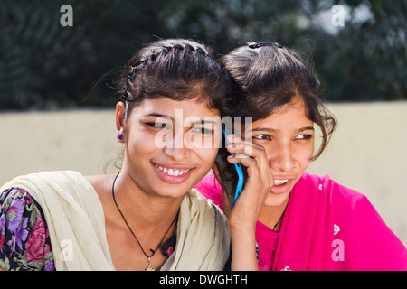 Les filles rurales indiennes parlant avec téléphone mobile Banque D'Images