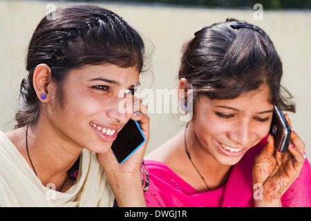 Les filles rurales indiennes parlant avec téléphone mobile Banque D'Images