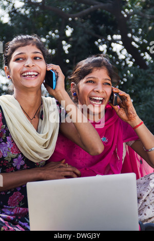 Les filles rurales indiennes parlant avec téléphone mobile Banque D'Images