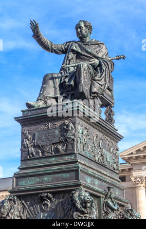 Munich, statue du roi Max Joseph en face de l'Opéra d'État de Bavière, Allemagne Banque D'Images