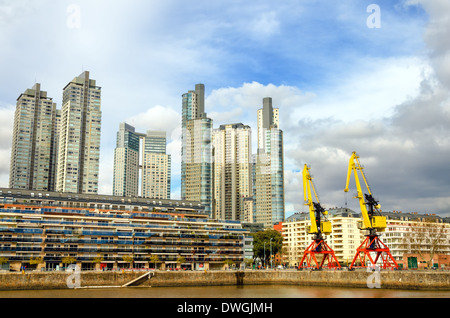 Grand gratte-ciel dans le quartier Puerto Madero de Buenos Aires, Argentine Banque D'Images