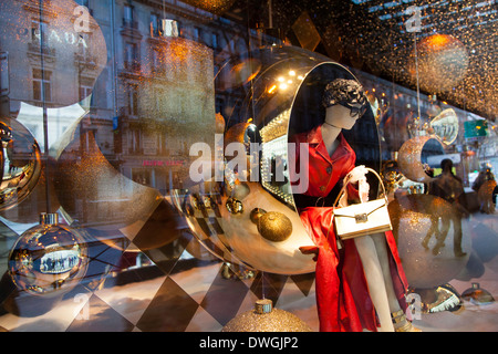 Décorations de Noël dans les fenêtres de Au magasin Le Printemps, Paris, France Banque D'Images