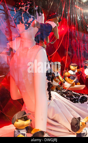 Décorations de Noël dans les fenêtres de Au magasin Le Printemps, Paris, France Banque D'Images