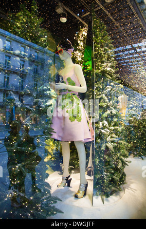 Décorations de Noël dans les fenêtres de Au magasin Le Printemps, Paris, France Banque D'Images