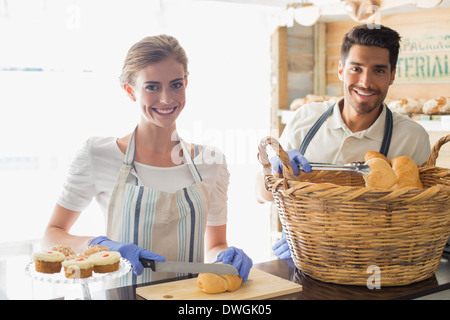 Smiling people avec des croissants au café restaurant counter Banque D'Images