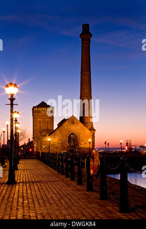 L'ancienne station de pompage à l'Albert Dock de Liverpool sur Merseyside au nord-ouest de l'Angleterre. (Aujourd'hui un pub et restaurant) Banque D'Images