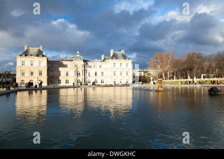 Le Senat Français bâtiment dans le Jardin du Luxembourg, Paris, France Banque D'Images