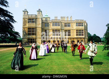 L'anglais élisabéthain période Tudor danseurs, xvie siècle, Audley End House, Essex, reconstitution historique Angleterre Royaume-uni costumes costume dress fashion fashions Banque D'Images