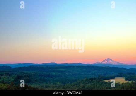 Vue grand angle du Mont Hood au coucher du soleil Banque D'Images