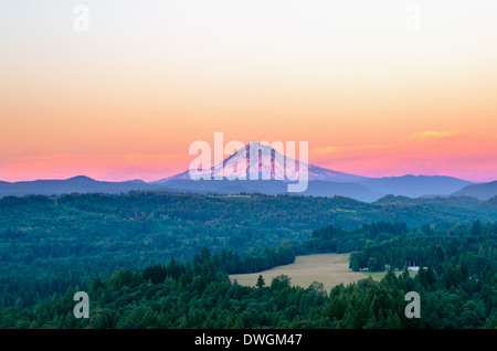 Mount Hood au coucher du soleil avec une lueur violette Banque D'Images