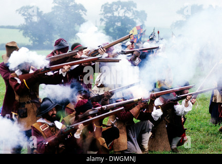 Guerre Civile Anglaise, feu de mousquet à la bataille, 17e siècle, les batailles tirant des mousquets, reconstitution historique militaire soldat soldats England UK Banque D'Images