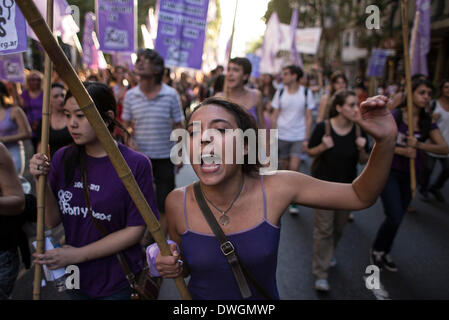 Buenos Aires, Argentine. 7 mars, 2014. Les membres des organisations sociales, des groupes féministes et partis de gauche, prendre part au cours d'un mois de mars marquant la Journée internationale de la femme, à Buenos Aires, capitale de l'Argentine, le 7 mars 2014. Crédit : Martin Zabala/Xinhua/Alamy Live News Banque D'Images