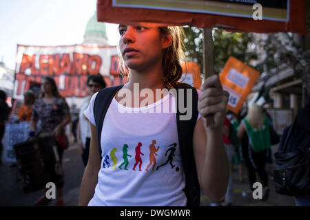 Buenos Aires, Argentine. 7 mars, 2014. Une femme est titulaire d'une bannière pendant une marche de membres d'organisations sociales, des groupes féministes et partis de gauche, marquant la Journée internationale de la femme, à Buenos Aires, capitale de l'Argentine, le 7 mars 2014. Crédit : Martin Zabala/Xinhua/Alamy Live News Banque D'Images