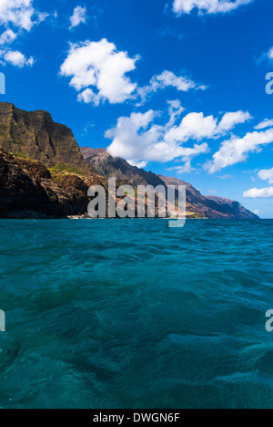 Kayak de mer le long de la Côte de Na Pali, île de Kauai, Hawaii USA Banque D'Images