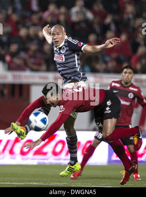 Tijuana, au Mexique. 7 mars, 2014. Xolos' Elio Castro (avant) convoite la la balle avec Chivas' Jorge Enriquez (retour) au cours de leur match du tournoi Clôture Ligue MX, tenue au stade Caliente, dans la ville de Tijuana, au nord-ouest du Mexique, le 7 mars 2014. © Guillermo Arias/Xinhua/Alamy Live News Banque D'Images