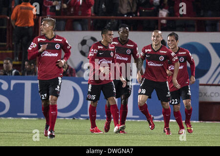 Tijuana, Tijuana. 7 mars, 2014. Les joueurs des Xolos célébrer marquant contre Chivas pendant le match de la ligue tournoi de clôture MX, tenue au stade Caliente, dans la ville de Tijuana, au nord-ouest du Mexique le 7 mars 2014. © Guillermo Arias/Xinhua/Alamy Live News Banque D'Images