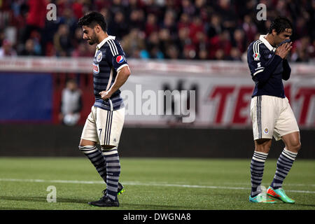 Tijuana, Tijuana. 7 mars, 2014. Chivas' Rafael Marquez (L) et Aldo de Nigris réagir pendant le match de la Ligue, Tournoi de clôture MX contre Xolos, tenue au stade Caliente, dans la ville de Tijuana, au nord-ouest du Mexique le 7 mars 2014. © Guillermo Arias/Xinhua/Alamy Live News Banque D'Images