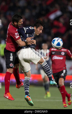 Tijuana, Tijuana. 7 mars, 2014. Xolos' Javier Gandolfi (L) eddv pour le bal avec Chivas' Aldo de Nigris (R) lors de leur match de la ligue tournoi de clôture MX, tenue au stade Caliente, dans la ville de Tijuana, au nord-ouest du Mexique le 7 mars 2014. © Guillermo Arias/Xinhua/Alamy Live News Banque D'Images