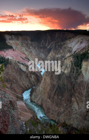 Le lever du soleil sur le Grand Canyon de la Yellowstone River in Yellowstone National Park, Wyoming. Banque D'Images