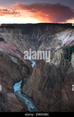 Le lever du soleil sur le Grand Canyon de la Yellowstone River in Yellowstone National Park, Wyoming. Banque D'Images