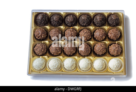 Fragment de l'ouvrir les boîtes de chocolat bleu. Présenté sur un fond blanc Banque D'Images