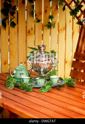 Beau grand samovar, tasses et une bouilloire sont debout sur une table dans l'attente des clients. Banque D'Images