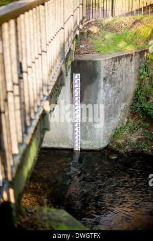 Indicateur de niveau d'eau sur la rivière dans un parc Banque D'Images