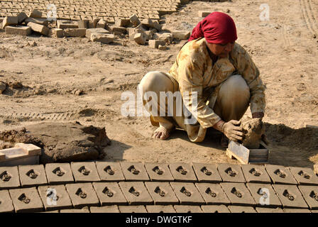 Lahore. Mar 8, 2014. Une pakistanaise ouvrier travaille dans une usine de briques dans l'est du Pakistan, Lahore, 8 mars 2014, la Journée internationale des femmes. Les femmes ont peu de possibilités de son très traditionnel, la société patriarcale. © Sajjad/Xinhua/Alamy Live News Banque D'Images