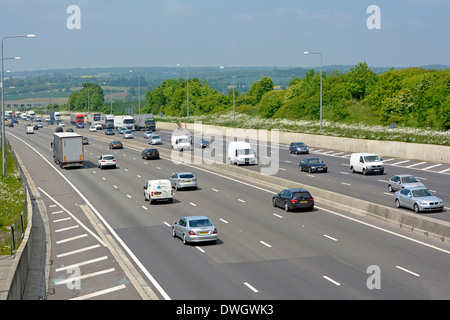 Trafic fluide sur l'autoroute M25 en passant par l'Essex rural Banque D'Images