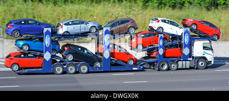 Transport de voiture par chaîne d'approvisionnement transport camion et remorque hgv chargé de onze voitures nouvelles colorées de Ford sur l'autoroute m25 Essex Angleterre Royaume-Uni Banque D'Images