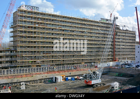 Échafaudage autour de Heygate Estate bloc de logement social pour préparer les travaux de fondation de démolition sur secteur dégagé précédemment Southwark London Angleterre du Sud Banque D'Images