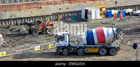 Camion de livraison de béton mélangé prêt à l'emploi et camion-tombereau de chantier sur le chantier de construction Southwark South London, Angleterre, Royaume-Uni Banque D'Images