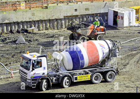 Camion benne et camion de livraison du béton prêt à l'emploi on construction site Banque D'Images