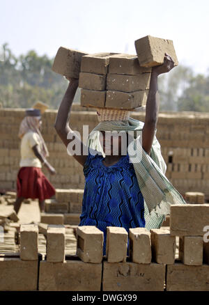 (140308) -- d'Agartala, le 8 mars 2014 (Xinhua) -- une femme ouvrier travaille dans un four en briques au cours de la Journée internationale de la femme à la périphérie de Agartala, Inde, le 8 mars 2014. (Xinhua/Stringer) Banque D'Images