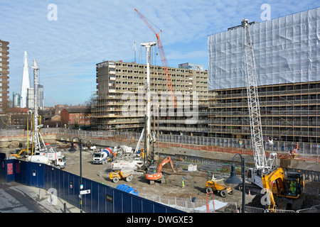 Échafaudages pour la démolition et les fondations pour le développement de nouveau les travaux en cours sur une partie de l'ancien logement Heygate estate Banque D'Images