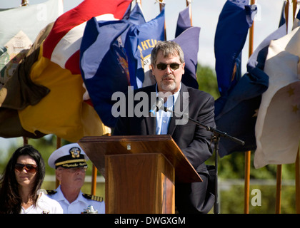 Le Capitaine Richard Phillips, ancien capitaine du navire porte-conteneurs MV Maersk Alabama, membres de l'équipe d'étanchéité grâce à son sauvetage dramatique en mer au cours d'une cérémonie à la Marine Nationale UDT-SEAL Museum, le 7 novembre 2009 à Fort Pierce, Floride. Le dimanche de Pâques, le 12 avril 2009, Phillips a été sauvé après avoir été retenu en captivité par de présumés pirates somaliens dans l'embarcation pendant cinq jours après l'échec d'une tentative de détournement au large des côtes somaliennes. Banque D'Images